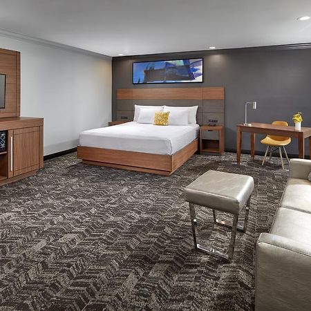 Studio Inn & Suites At Promenade Давні Екстер'єр фото